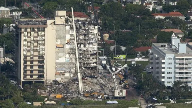 Los bomberos dejan de oír sonidos bajo los escombros del edificio derrumbado en Miami