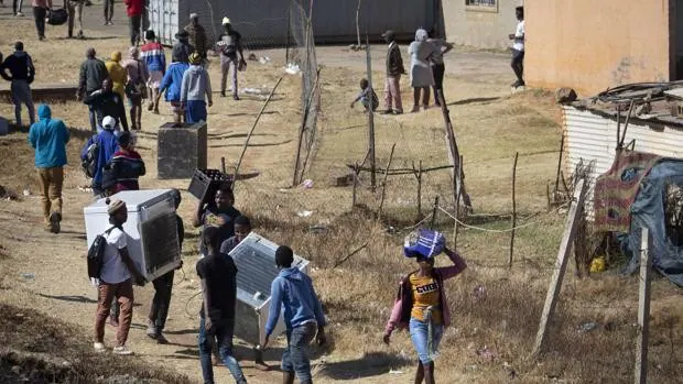 Al menos 32 muertos en ola de violencia y saqueos inédita en Sudáfrica por el encarcelamiento de Zuma