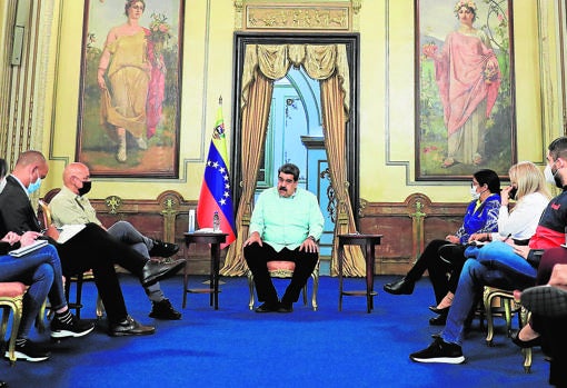 Nicolás Maduro meets with government negotiators heading to Mexico