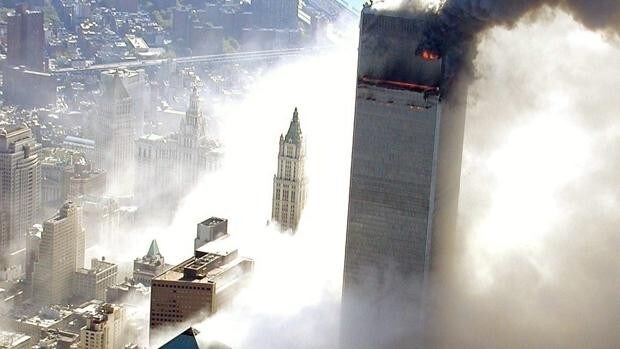 Las torres gemelas en Nueva York envueltas en llamas y humo por el ataque terrorista. 