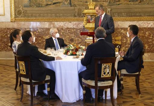 Don Felipe addresses Piñera during lunch in his honor
