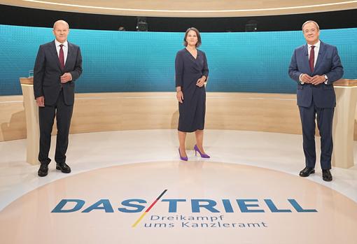 The candidates before starting the television debate