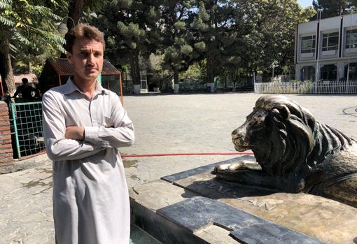 Najibula, next to the sculpture in homage to Marjan