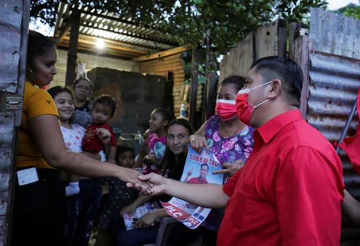 Walter Espinoza, candidate for the Constitutionalist Liberal Party, campaigning