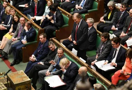 Amess, en pie, en la Cámara de los Comunes en enero del pasado año