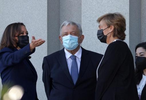 López Obrador, with US Vice President Kamala Harris