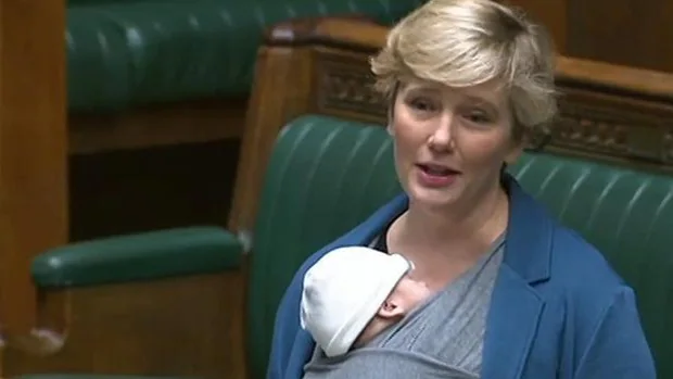 La Cámara de los Comunes advierte a una diputada que no puede llevar a su bebé a las sesiones