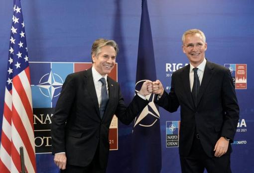 El secretario de Estado de EE.UU., Antony Blinken, y el secretario general de la OTAN, Jens Stoltenberg, este martes en Riga