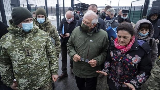 La OTAN analizará mañana cómo actuar en la crisis ucraniana tras el viaje de Borrell
