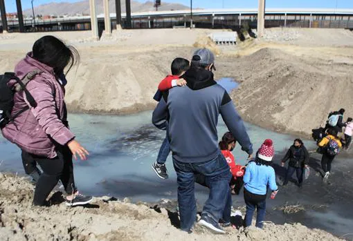 Inmigrantes centroamericanos cruzan el Río Grande, en 2021, para llegar a Estados Unidos