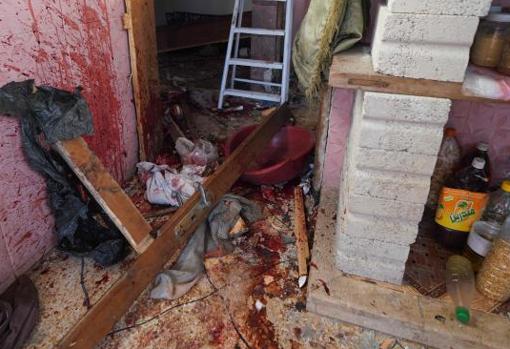 Restos de sangre y destrozos en una vivienda tras el ataque