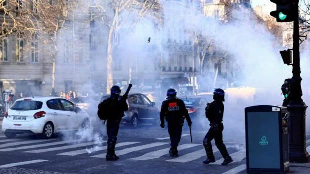 La Policía dispersa con gases lacrimógenos a los manifestantes de la protesta contra Macron en París