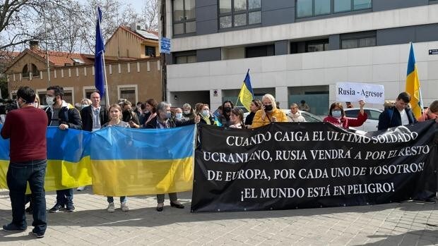Los ucranianos protestan frente a la embajada rusa en Madrid: «El déspota de Putin se ha quitado la máscara»