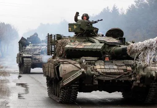 Carros de combate ucranianos tratan de frenar el avance ruso