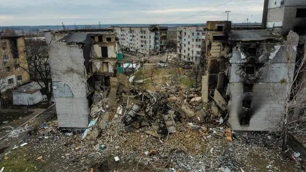 Vista aérea muestra de unos edificios residenciales destruidos en la ciudad de Borodianka, al norte de Kiev