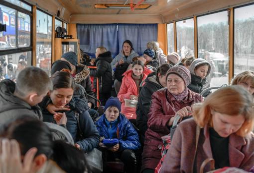 dUcranianos escapan de la guerra y se dirijen en autobuses hasta Zaporiyia