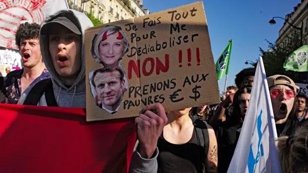 Las manifestaciones contra la extrema derecha de Francia equiparan a Macron con Le Pen