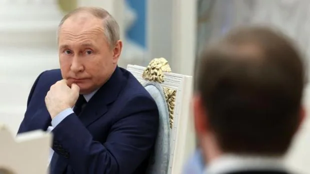 Putin suspende ahora por «inapropiada» la ofensiva contra la acería de Mariúpol, aunque mantiene el bloqueo