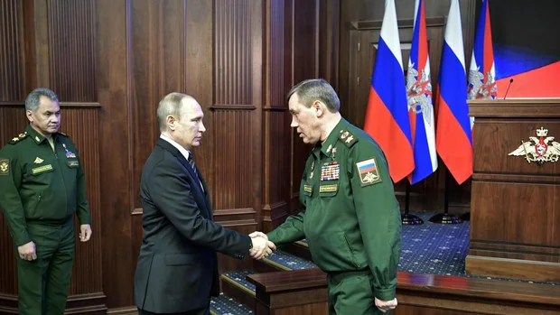 El presidente de Rusia, Vladímir Putin, estrecha la mano del jefe del Estado Mayor, Valeri Guermásimov