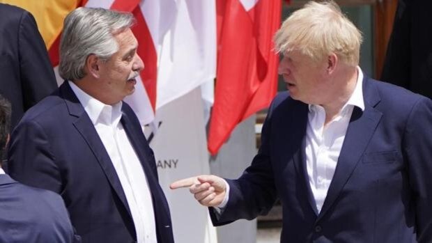 Tenso encuentro entre Alberto Fernández y Boris Johnson por la «negociación» de las Malvinas