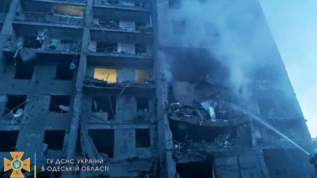 Al menos 21 muertos, entre ellos seis niños, y 38 heridos tras un ataque con misiles rusos a un edificio residencial en Odesa