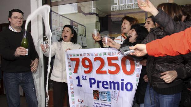 Los premiados celebran eufóricos el Gordo de la Lotería de Navidad en Palencia en 2010