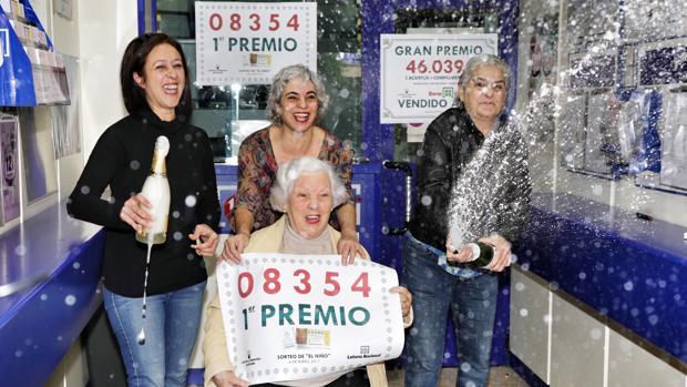 Imagen de una ganadora del Gordo del Sorteo de la Lotería del Niño