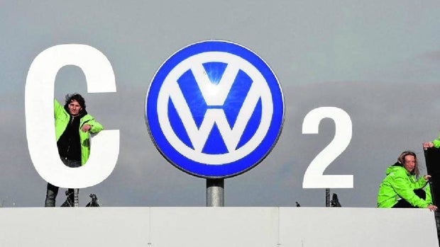 Activistas de Greenpeace durante una performance en protesta por el Dieselgate en Wolfsburgo, Alemania, en 2015
