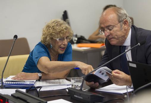 Manuela Carmena conversa con Pedro Corral en la Comisión de Cultura del Ayuntamiento