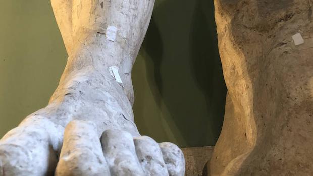 Imagen de los tobillos del Hércules Farnese en la Real Academia de Bellas Artes, en los que han aparecido grietas causadas por las obras de la Puerta del Sol