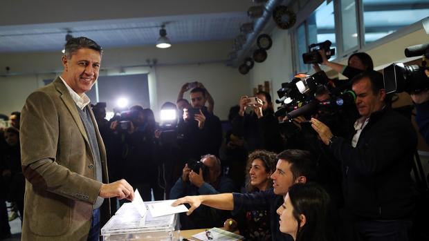 El cabeza de lista a la presidencia de la Generalitat por el PPC, Xavier García Albiol, vota el 21-D