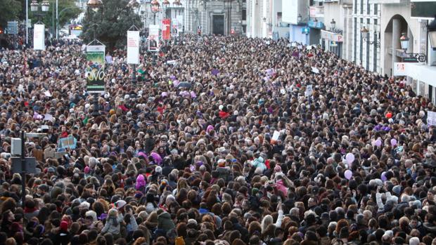 Manifestación feminista con reivindicaciones en contra de la brecha salarial en La Coruña