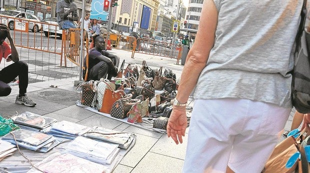 «Manteros» en la Gran Vía de Madrid