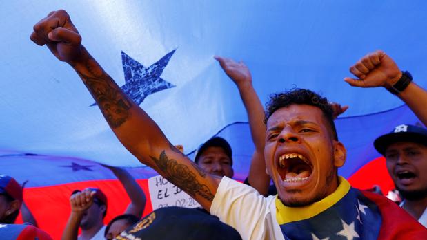 Simpatizantes de Guaidó durante una protesta para exigir a Maduro que permita la entrada de ayuda al país