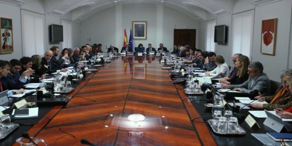 Cincuenta personas a la mesa para preparar el primer Consejo de Ministros