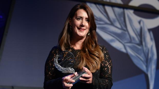 Dolores Redondo, recogiendo el Premio Planeta, en octubre