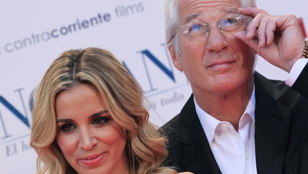 Richard Gere y su novia, Alejandra Silva, ayer en los Cines Callao