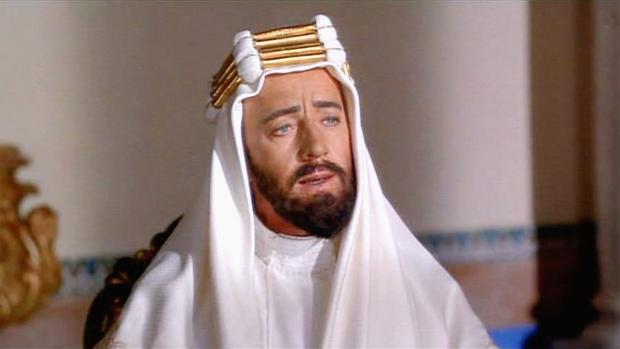 Alec Guinness encarnó a un monarca árabe en «Lawrence de Arabia»