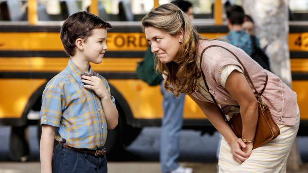 El joven Sheldon Cooper junto a su madre Mary en la ficción