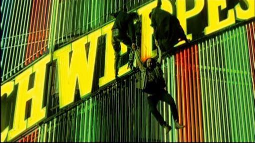 Santiago Segura, a punto de caer en el mítico cartel de Schweppes en Callao (Madrid)