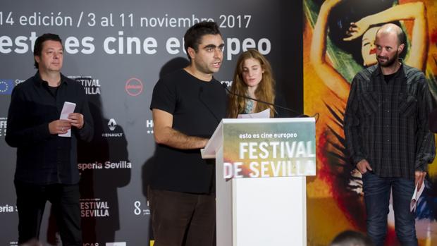El director portugués Pedro Pinho, tras recibir el Giraldillo de Oro
