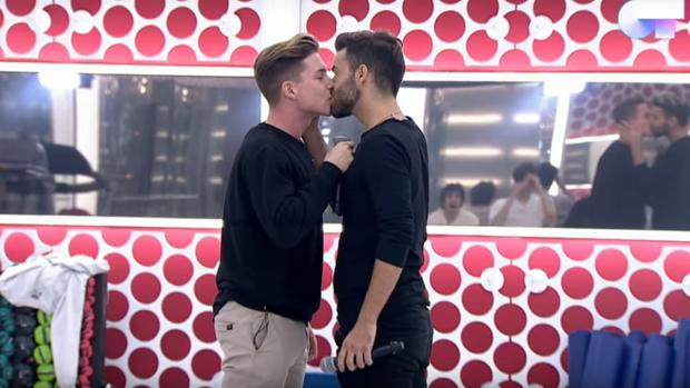 Raoul y Agoney se besan durante su ensayo en «OT»