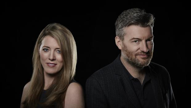 Annabel Jones y Charlie Brooker, las mentes pensantes de «Black Mirror»,