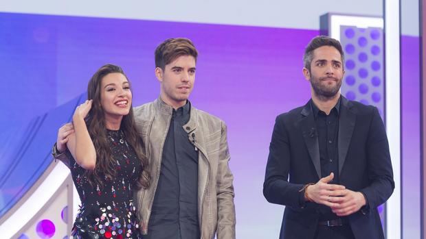 Ana Guerra y Roi, junto al presentador Roberto Leal, tras ser nominados en Operación Triunfo