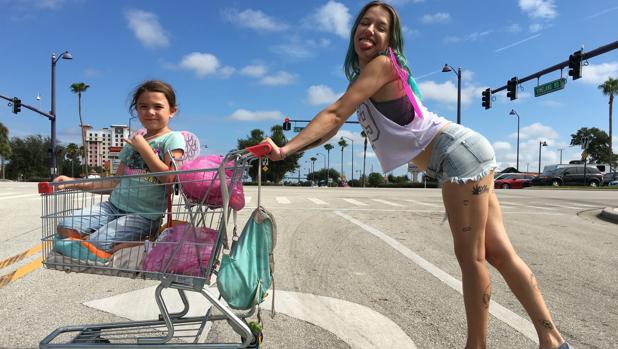 Madre e hija, más madura la segunda que la primera, en la acera del motel californiano en el que viven