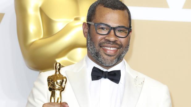 Jordan Peele posa con su Oscar