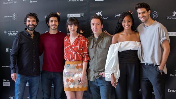 El equipo de «Las leyes de la termodinámica»: El director Mateo Gil (i) y los actores, Chino Darín (2i), Vicky Luengo (3i), Vito Sanz (3d), Berta Vázquez(2d) y Juan Betancourt (d