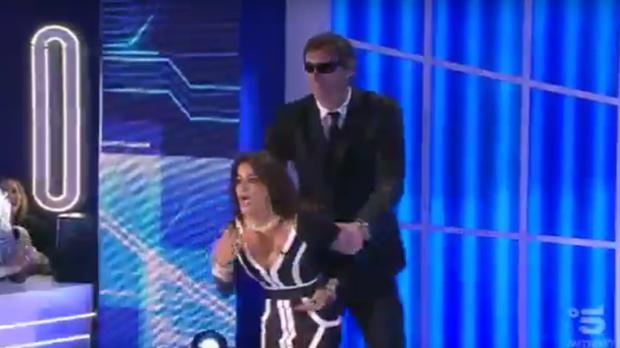 Momento en que Aída Nízar es retirada del plató en directo por un guardia en GH VIP Italia