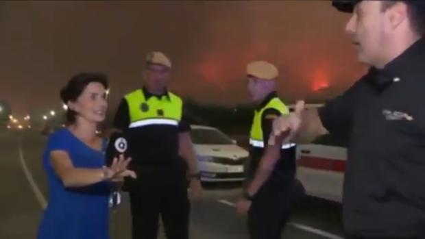 La reportera Gala Navarro siendo evacuada del incendio de Pinet, Valencia