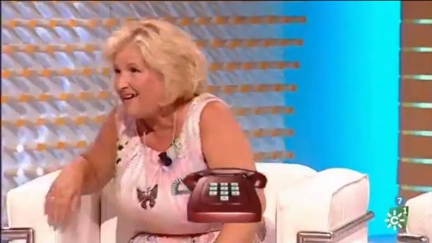 Carmen, la invitada de «Aquí la tarde», tras asustarse con el teléfono